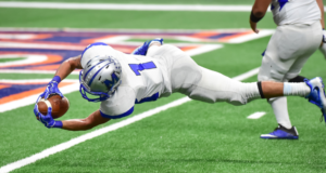 A football player catching the ball